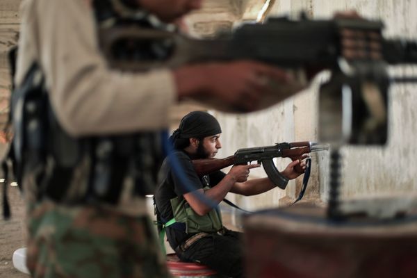 Rebel fighters from the Islamic Front, Syria's largest rebel coalition, hold a position on July 13, 2014 during clashes with militants of the Islamic State (IS), formerly known as the Islamic State in Iraq and the Levant (ISIL) - Sputnik International