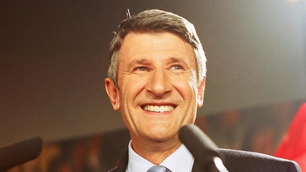 Philippe de Villiers devant 300 partisans du MPF à Paris pour fêter la victoire du « non » au référendum de 2005 - Sputnik International