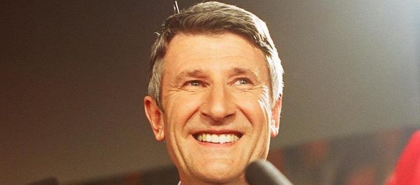 Philippe de Villiers devant 300 partisans du MPF à Paris pour fêter la victoire du « non » au référendum de 2005 Philippe de Villiers devant 300 partisans du MPF à Paris pour fêter la victoire du « non » au référendum de 2005 - Sputnik International