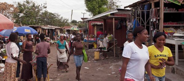 People walk through an area occupied by Liberian refugee's stranded due to the West African Ebola outbreak in the camp area situated on the outskirts of the city of Accra, Ghana - Sputnik International