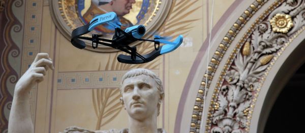The new Bebop Parrot drone flies front of a Rome marble statue August en Triomphateur during a presentation to the press in Paris, France, Friday, Nov. 7, 2014 - Sputnik International