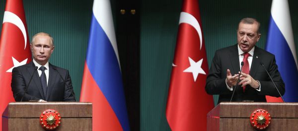 Turkish President Recep Tayyip Erdogan (R) and Russian President Vladimir Putin (L) hold a joint press conference at Turkey's Presidential Palace in Ankara - Sputnik International