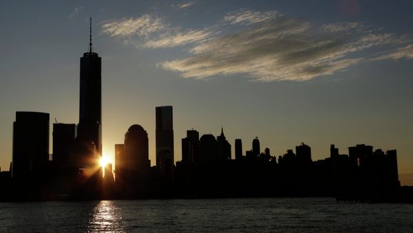 The sun rises next to One World Trade Center - Sputnik International