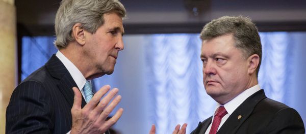 Ukrainian President Pyotr Poroshenko, right, and US Secretary of State John Kerry during the meeting in Kiev. Ukrainian President Pyotr Poroshenko, right, and US Secretary of State John Kerry during the meeting in Kiev. - Sputnik International