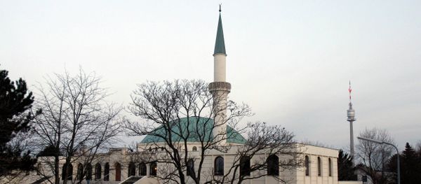 The minaret and the mosque of the Islamic center Vienna pictured in Vienna, Austria The minaret and the mosque of the Islamic center Vienna pictured in Vienna, Austria - Sputnik International