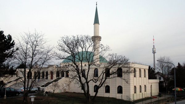 The minaret and the mosque of the Islamic center Vienna pictured in Vienna, Austria The minaret and the mosque of the Islamic center Vienna pictured in Vienna, Austria - Sputnik International