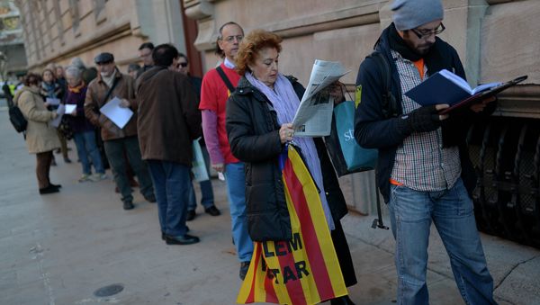 People queue outside the Superior Court of Justice of Catalonia (TSJC) building in Barcelona on December 23, 2014 - Sputnik International