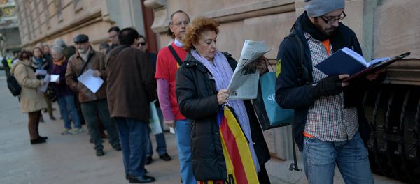 People queue outside the Superior Court of Justice of Catalonia (TSJC) building in Barcelona on December 23, 2014 - Sputnik International