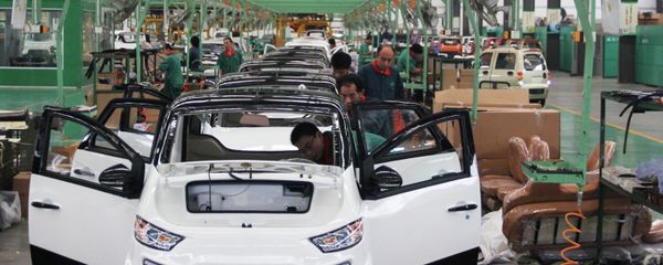 Workers assemble electric cars in a factory in Zouping, east China's Shandong province on September 16, 2014 - Sputnik International