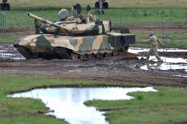 Nakidka camouflage system covering a T-90MS - Sputnik International