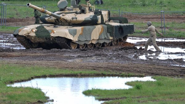 Nakidka camouflage system covering a T-90MS. File photo. - Sputnik International