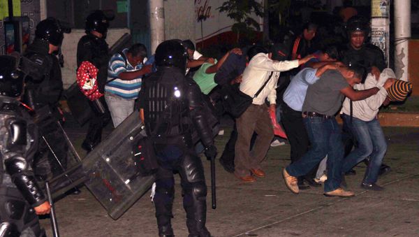 Police detain some teachers and relatives during their protest demanding justice and clarification for the disappearance of 43 students from Ayotzinap - Sputnik International