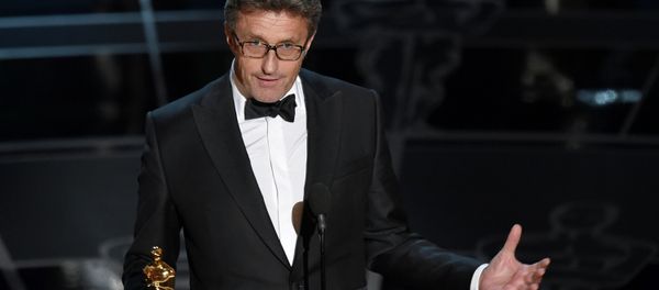 Pawel Pawlikowski accepts the award for best foreign language film for “Ida” at the Oscars Pawel Pawlikowski accepts the award for best foreign language film for “Ida” at the Oscars - Sputnik International