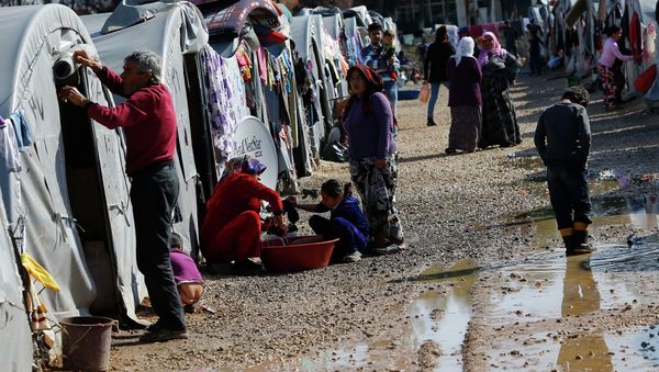 Kurdish refugees from the Syrian town of Kobani are seen at a refugee camp in the border town of Suruc, Sanliurfa province February 1, 2015 - Sputnik International