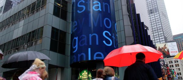 People walk by Morgan Stanley headquarters in New York's Times Square - Sputnik International