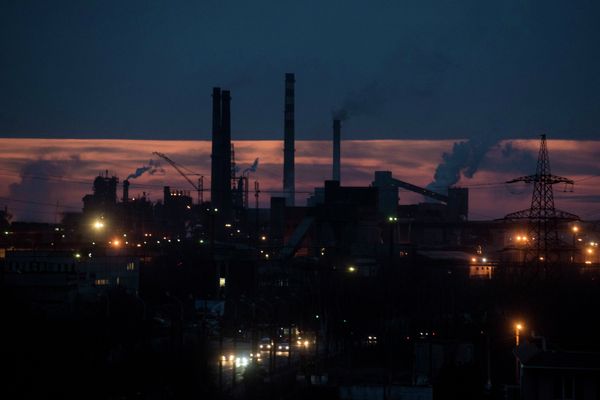 Smoke rises over the Azovstal steel factory in the sunset in Mariupol, eastern Ukraine, Wednesday, Feb. 25, 2015 Smoke rises over the Azovstal steel factory in the sunset in Mariupol, eastern Ukraine, Wednesday, Feb. 25, 2015 - Sputnik International