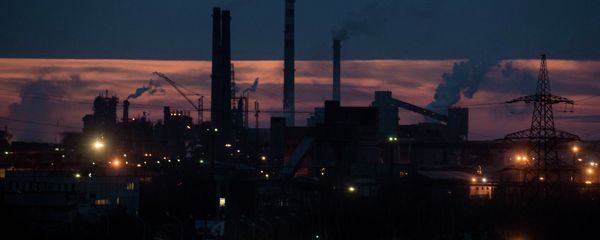 Smoke rises over the Azovstal steel factory in the sunset in Mariupol, eastern Ukraine, Wednesday, Feb. 25, 2015 - Sputnik International