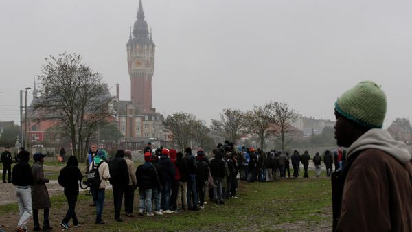 Migrants queue during a daily food distribution close to the city hall in Calais, northern France Migrants queue during a daily food distribution close to the city hall in Calais, northern France - Sputnik International