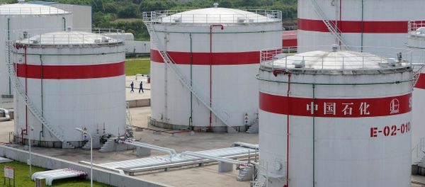 Oil tanks are seen at a Sinopec plant in Hefei - Sputnik International