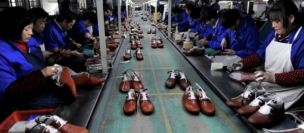The strengthening dollar and the imbalances in international trade it invoked have become the main source of turbulence for the developing nations. Above: Employees work at a shoe factory in Lishui, Zhejiang province. The strengthening dollar and the imbalances in international trade it invoked have become the main source of turbulence for the developing nations. Above: Employees work at a shoe factory in Lishui, Zhejiang province. - Sputnik International