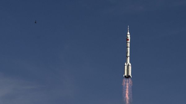 The Long March 2F rocket carrying the Shenzhou 10 capsule blasts off from the Jiuquan Satellite Launch Center as a bird flies, in Jiuquan, northwest China's Gansu Province The Long March 2F rocket carrying the Shenzhou 10 capsule blasts off from the Jiuquan Satellite Launch Center as a bird flies, in Jiuquan, northwest China's Gansu Province - Sputnik International
