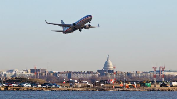 An American Airlines jet takes off from Reagan National Airport in Washington - Sputnik International