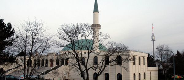 The minaret and the mosque of the Islamic center Vienna pictured in Vienna, Austria The minaret and the mosque of the Islamic center Vienna pictured in Vienna, Austria - Sputnik International