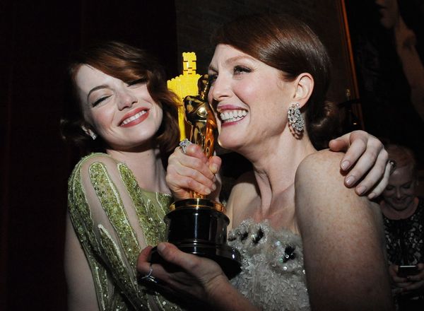 Nominee for Best Supporting Actress Emma Stone (L) embraces Winner for Best Actress Julianne Moore at the Governor's Ball following the 87th Oscars February 22, 2015 in Hollywood, California Nominee for Best Supporting Actress Emma Stone (L) embraces Winner for Best Actress Julianne Moore at the Governor's Ball following the 87th Oscars February 22, 2015 in Hollywood, California - Sputnik International