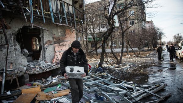 A man salvages cinder blocks from a destroyed building on February 25, 2015 in Debaltseve, Ukraine - Sputnik International