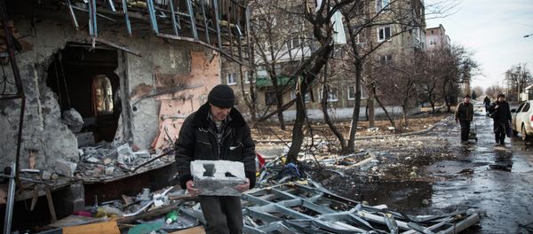 A man salvages cinder blocks from a destroyed building on February 25, 2015 in Debaltseve, Ukraine - Sputnik International