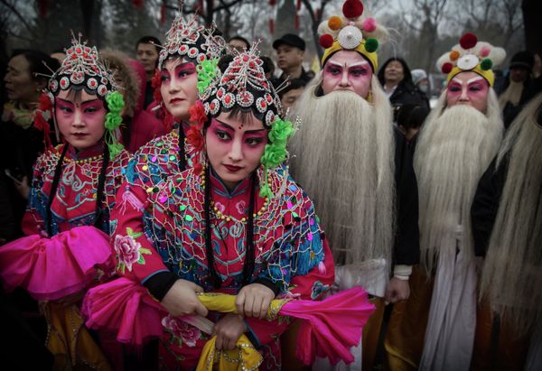 Chinese performers wear traditional costumes as they wait to perform in Spring Festival celebrations at a Temple Fair on February 21, 2015 in Beijing, China Chinese performers wear traditional costumes as they wait to perform in Spring Festival celebrations at a Temple Fair on February 21, 2015 in Beijing, China - Sputnik International