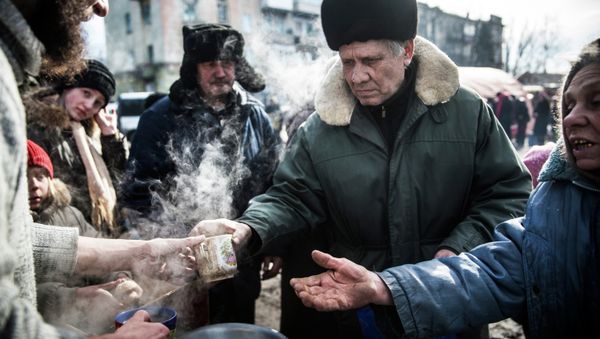 A community activist in Germany has collected over 800 kilograms of humanitarian assistance for the people of war-torn eastern Ukraine. Photo: Self-defense fighters serve hot tea to civilians in Debaltseve, Ukraine. - Sputnik International