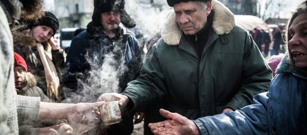 A community activist in Germany has collected over 800 kilograms of humanitarian assistance for the people of war-torn eastern Ukraine. Photo: Self-defense fighters serve hot tea to civilians in Debaltseve, Ukraine. A community activist in Germany has collected over 800 kilograms of humanitarian assistance for the people of war-torn eastern Ukraine. Photo: Self-defense fighters serve hot tea to civilians in Debaltseve, Ukraine. - Sputnik International