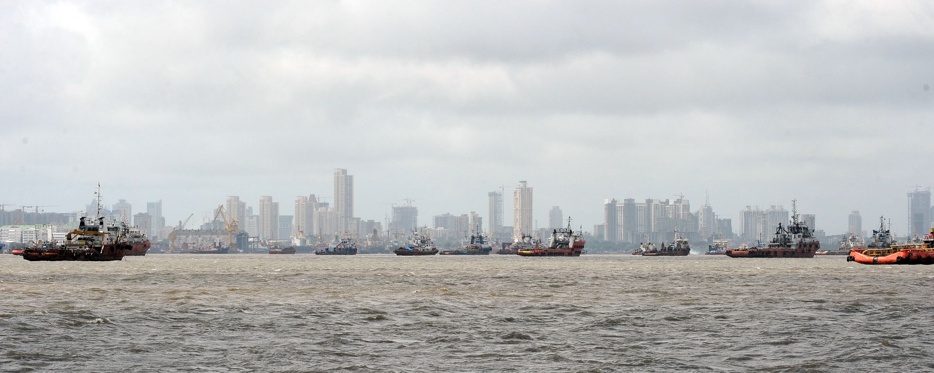 Ships are seen anchored in the Arabian sea following following the closure of the Mumbai port after a maritime accident involving the cargo ship MSC Chitra off the Mumbai coast on August 11, 2010 Ships are seen anchored in the Arabian sea following following the closure of the Mumbai port after a maritime accident involving the cargo ship MSC Chitra off the Mumbai coast on August 11, 2010 - Sputnik International, 1920, 24.12.2023