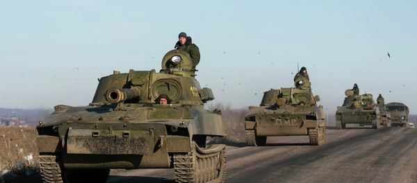 Soldiers of the self-proclaimed Donetsk People's Republic army ride in mobile artillery cannons as they are pulling back from from Debaltseve - Sputnik International