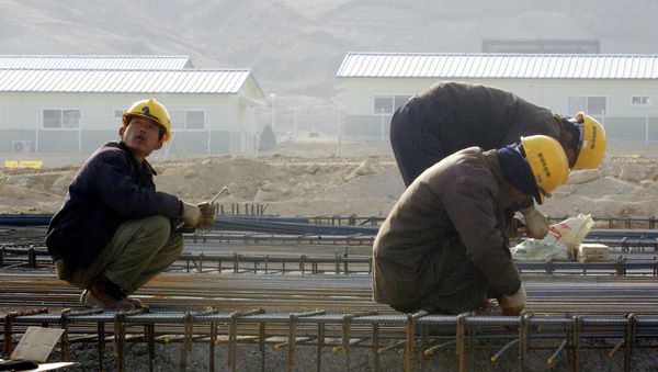 North Korean workers construct a factory in the Kaesong Industrial Complex, north of the inter-Korean border, North Korea (file photo) - Sputnik International