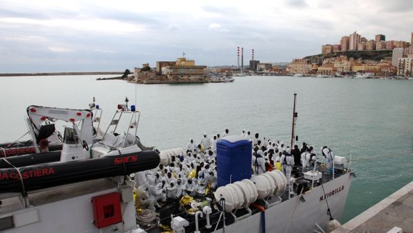 Migrants wait to disembark from an Italian Coast Guard ship after being rescued in Porto Empedocle, Sicily, southern Italy. - Sputnik International