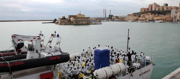 Migrants wait to disembark from an Italian Coast Guard ship after being rescued in Porto Empedocle, Sicily, southern Italy. - Sputnik International