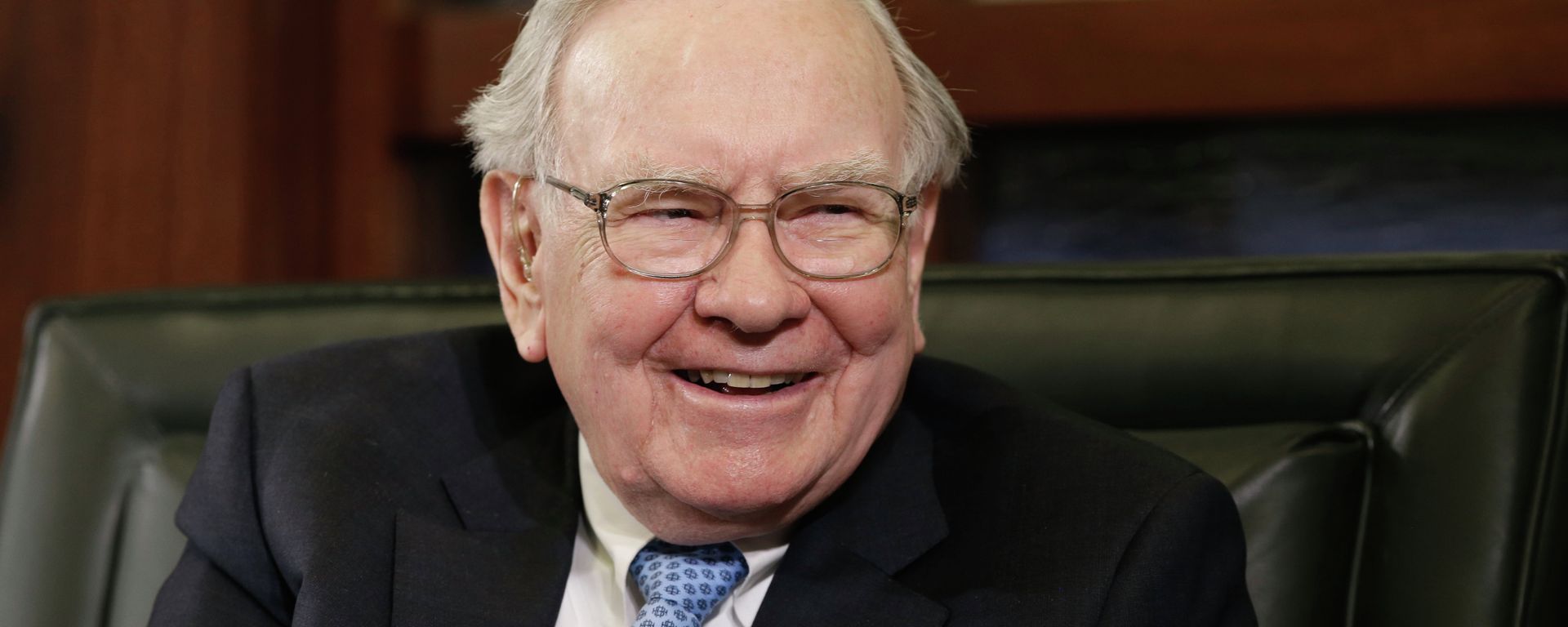 Berkshire Hathaway Chairman and CEO Warren Buffett laughs during an interview with Liz Claman on the Fox Business Network in Omaha, Neb., Monday, May 5, 2014.  - Sputnik International, 1920, 19.03.2023