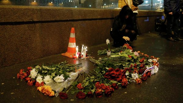 Flowers and candles are left at the place where Boris Nemtsov was shot dead, with the Kremlin walls and towers seen in the background, in central Moscow February 28, 2015. Flowers and candles are left at the place where Boris Nemtsov was shot dead, with the Kremlin walls and towers seen in the background, in central Moscow February 28, 2015. - Sputnik International
