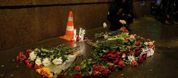 Flowers and candles are left at the place where Boris Nemtsov was shot dead, with the Kremlin walls and towers seen in the background, in central Moscow February 28, 2015. - Sputnik International