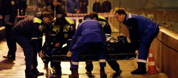 Medics lift the body of Boris Nemtsov, who was shot dead, in central Moscow February 28, 2015. Medics lift the body of Boris Nemtsov, who was shot dead, in central Moscow February 28, 2015. - Sputnik International