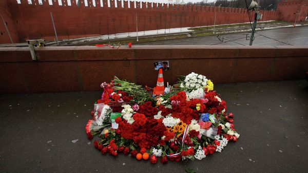 A photo, candles and flowers are placed at the site where Boris Nemtsov was shot dead, near the Kremlin in central Moscow, February 28, 2015. - Sputnik International