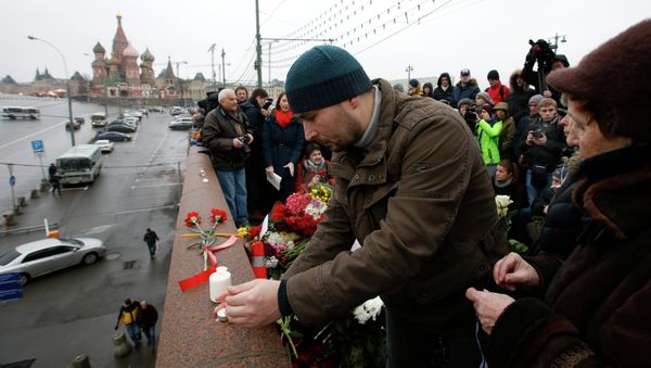 People visit the site where Boris Nemtsov was shot dead in central Moscow, February 28, 2015 - Sputnik International