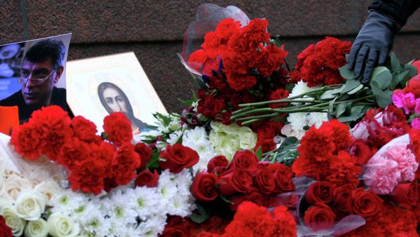 People place flowers on February 28, 2015 at the spot, where Russian opposition leader Boris Nemtsov was shot dead, near Saint-Basil's Cathedral, in the center of Moscow. People place flowers on February 28, 2015 at the spot, where Russian opposition leader Boris Nemtsov was shot dead, near Saint-Basil's Cathedral, in the center of Moscow. - Sputnik International