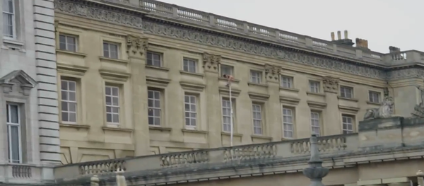 Your Royal Nudity: Naked Man Escapes From Buckingham Palace by Bedsheets - Sputnik International