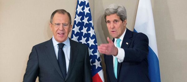 U.S. Secretary of State John Kerry (R) stands next to Russian Foreign Minister Sergei Lavrov during their meeting in Geneva March 2, 2015. - Sputnik International