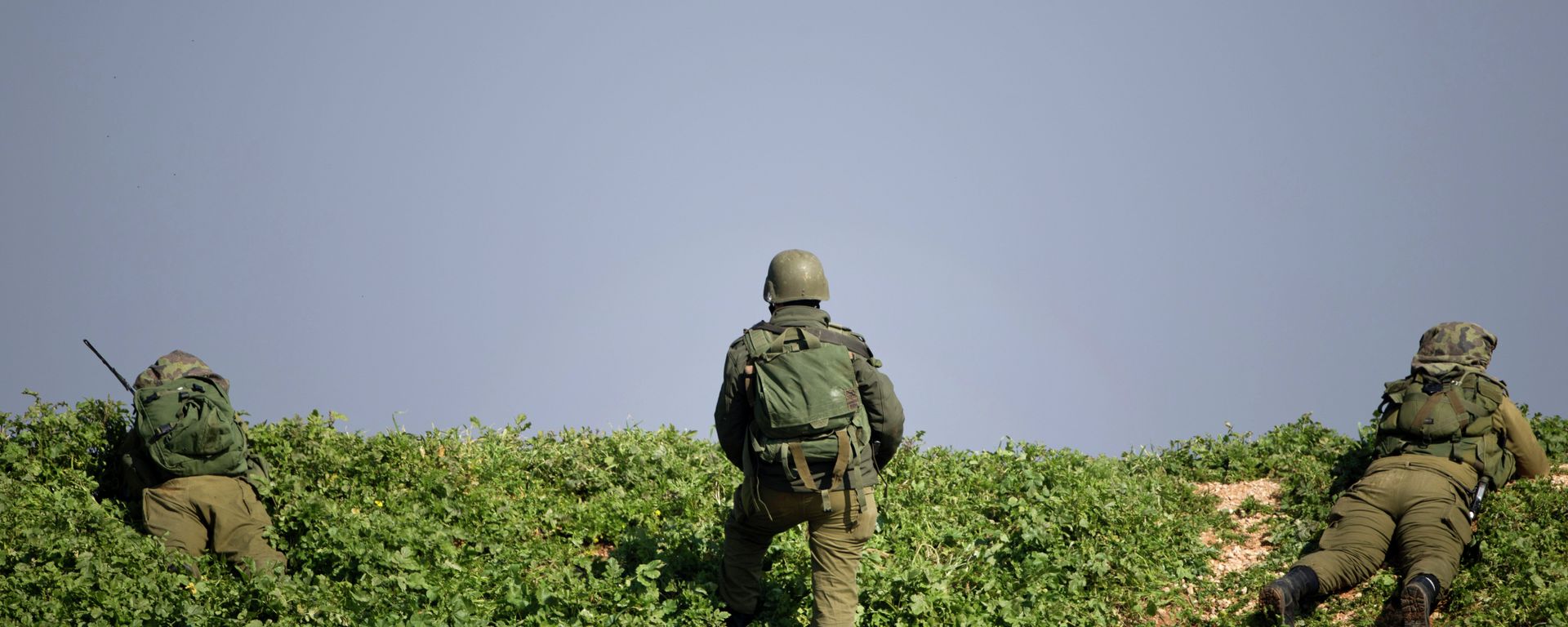 Israeli soldiers take position near the Israel-Lebanon Border, northern Israel - Sputnik International, 1920, 27.10.2022