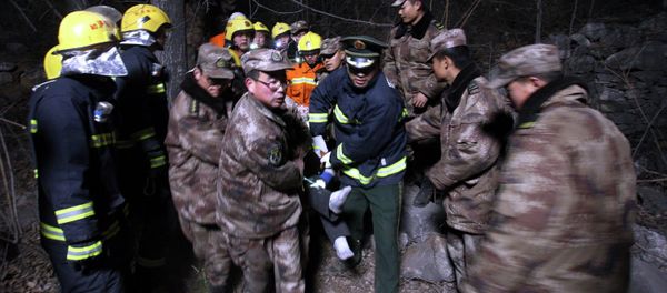 Rescue workers remove an injured person from the site after a bus accident in Henan province, March 3, 2015 - Sputnik International