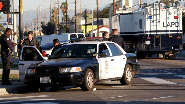 Los Angeles police officers investigate a shooting in South Central Los Angles on Monday, Dec. 29, 2014 Los Angeles police officers investigate a shooting in South Central Los Angles on Monday, Dec. 29, 2014 - Sputnik International